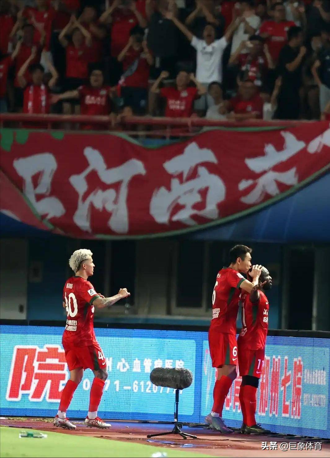 主场推进节奏加快，压迫体系运转顺畅