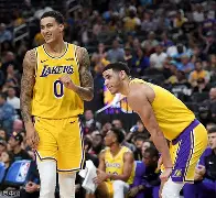 洛杉矶湖人NBA战胜勇士，詹姆斯关键得分