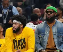 洛杉矶湖人NBA战胜勇士，詹姆斯关键得分